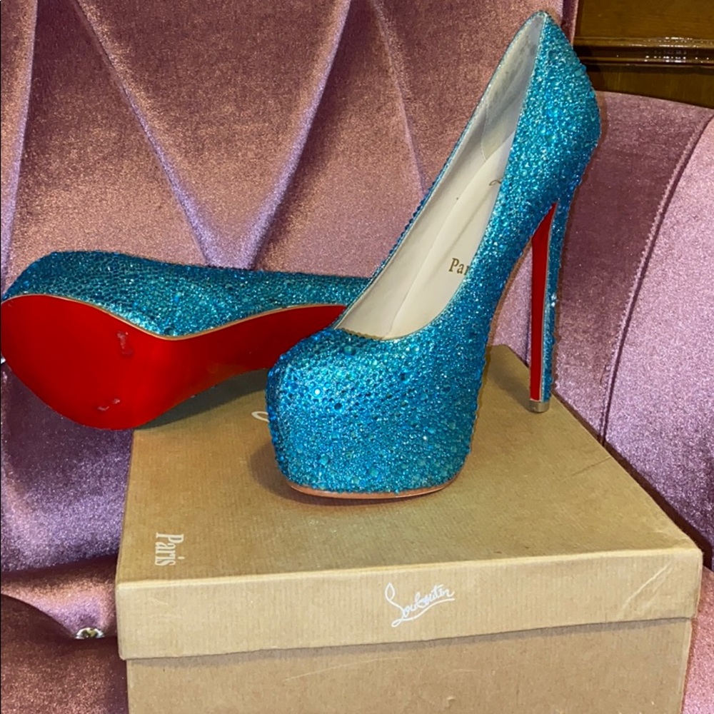 Blue diamond daffodils red bottoms